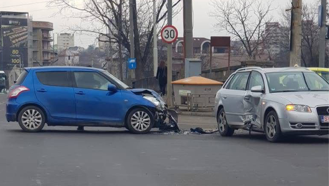 Accident rutier la Iași! Două autoturisme au intrat în coliziune, în zona Pod de Piatră