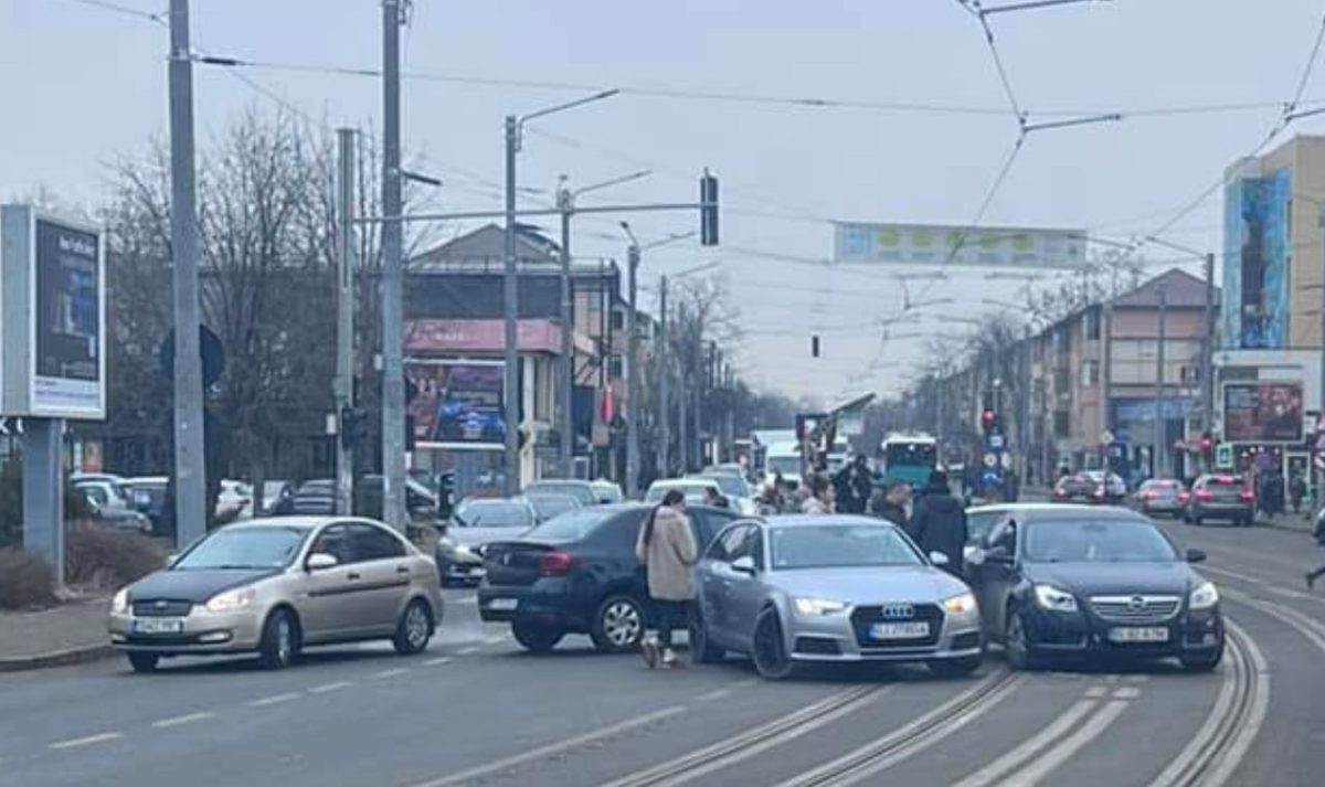 Accident rutier în Tudor Vladimirescu! Două autoturisme au fost implicate