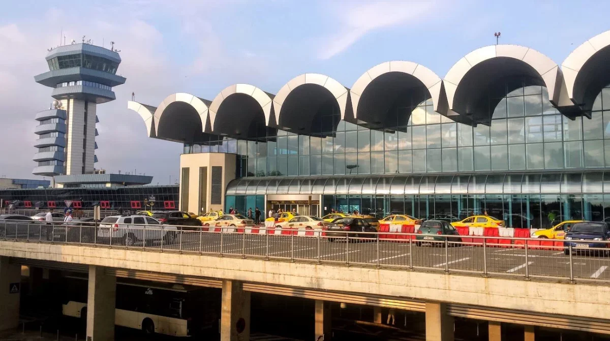 Iată cât costă o felie de pizza în Aeroportul Otopeni. Prețul i-a șocat pe turiști