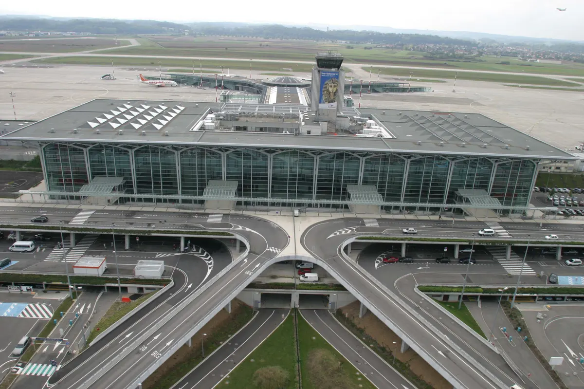 Aeroport unic în lume, situat în două țări! O țară a oferit terenul, iar cealaltă a plătit construcția