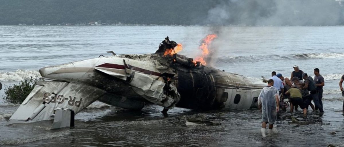 Un avion s-a prăbușit în Brazilia. Patru oameni, printre care și doi copii, au supraviețuit