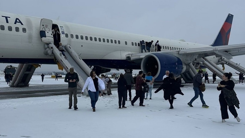 Pasageri evacuaţi pe tobogan din cauza unei probleme tehnice pe un aeroport din SUA