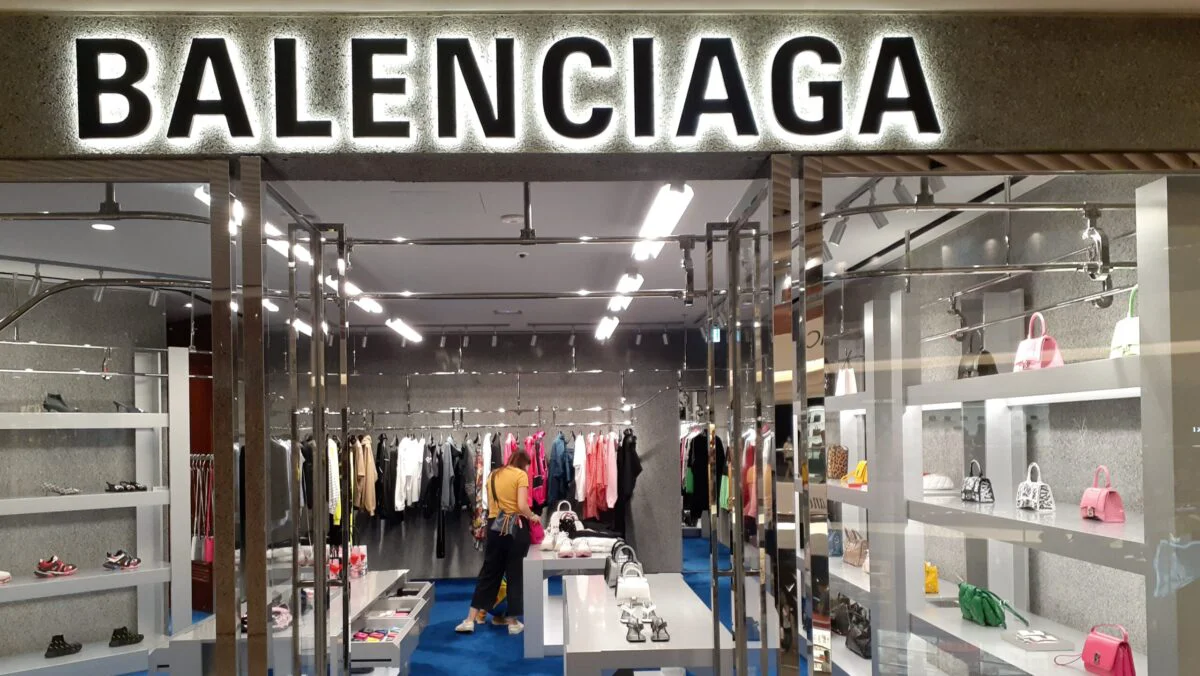 Balenciaga a lansat brățara cu bandă adezivă. Prețul este șocant
