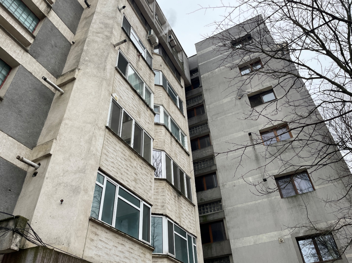 Imagini de groază! Un bloc din Copou, locuit de VIP-uri, se dărâmă! Imobilul se sprijină deja de altă clădire: „Se poate întâmpla oricând o tragedie”