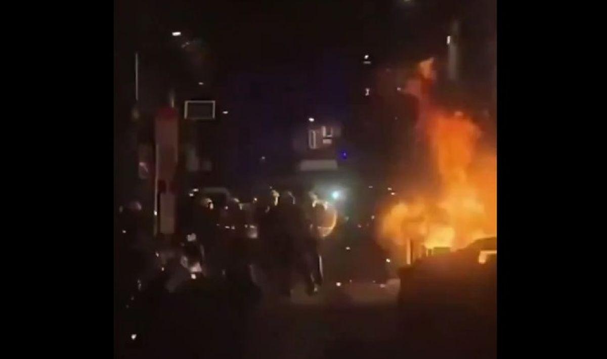 Bruxelles-ul, cuprins de haos în noaptea de Anul Nou. Cel puţin 60 de maşini au ars, iar pompierii au fost loviţi cu pietre