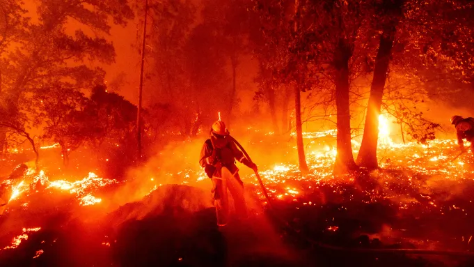 Dezastrul din Los Angeles: Incendiile devastatoare continuă să facă ravagii, bilanțul victimelor urcă la 10