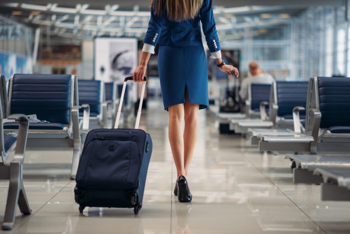 Câți bani câștigă o stewardesă în 2025! Meseria este râvnită de foarte multe românce