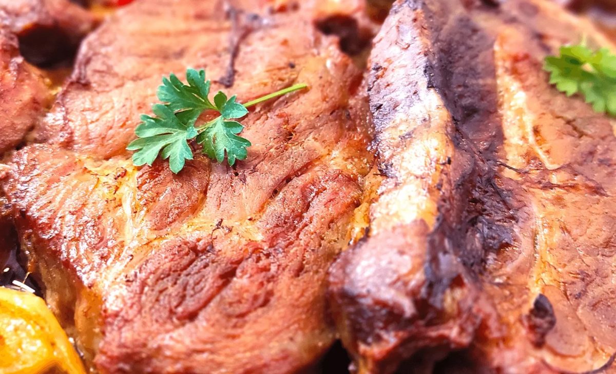 Ceafă de porc feliată, gătită la cuptor. Rețeta clasică ce va cuceri întreaga familie