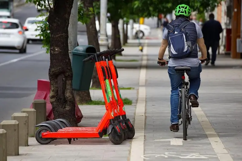 Amenzi drastice pentru cei care circulă cu trotineta sau cu bicicleta! Ce noi reguli trebuie să respecte în 2025