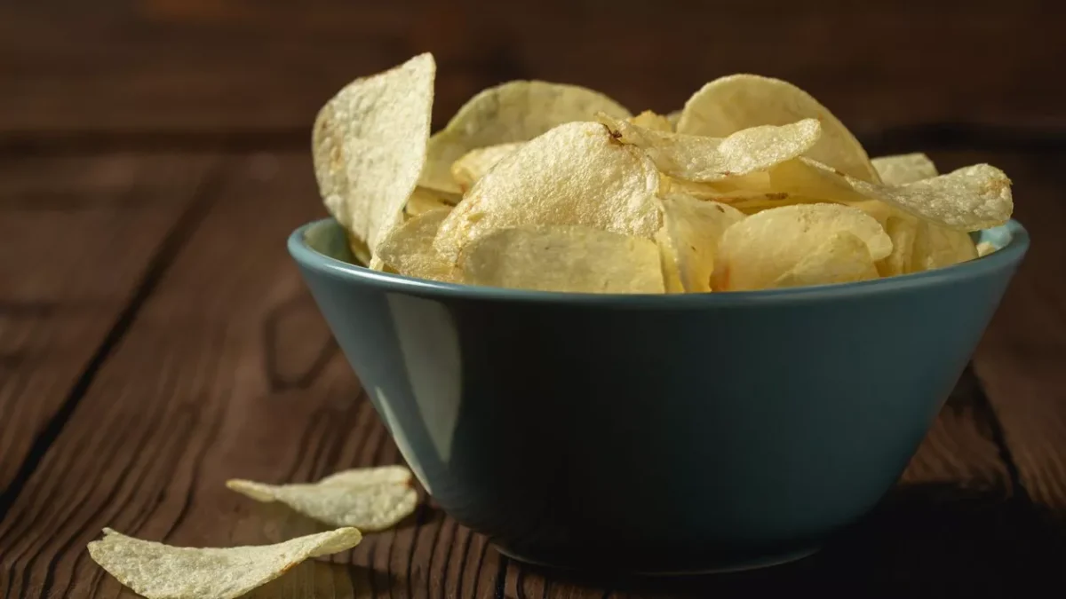 Ce conțin chipsurile din comerț! Detalii ascunse despre ingrediente și chimicale