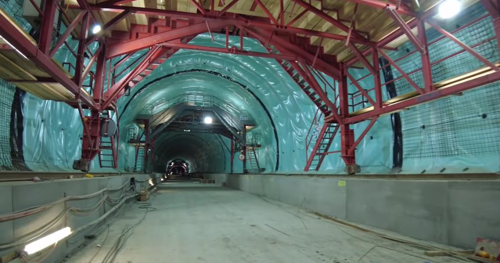 Construcție unică în România cu investiții uriașe! Când vor fi gata lucrările la singurul tunel forat într-o autostradă