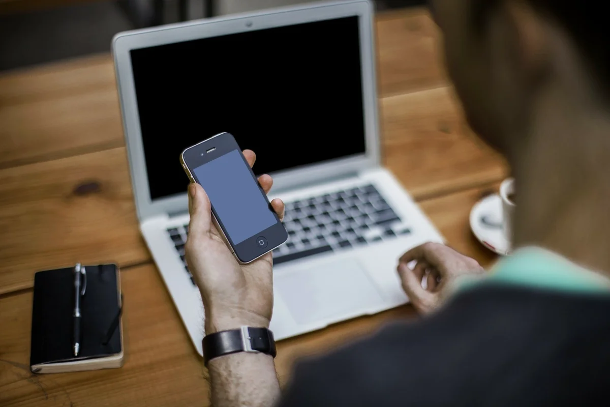 Atenție, români! La ce trebuie să fiți atenți când faceți contracte prin telefon