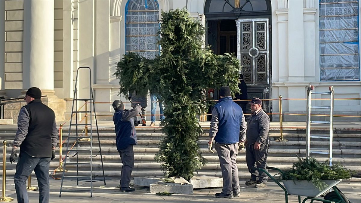 Crucea de Bobotează de la Catedrala Mitropolitană din Iași este pregătită de sărbătoare