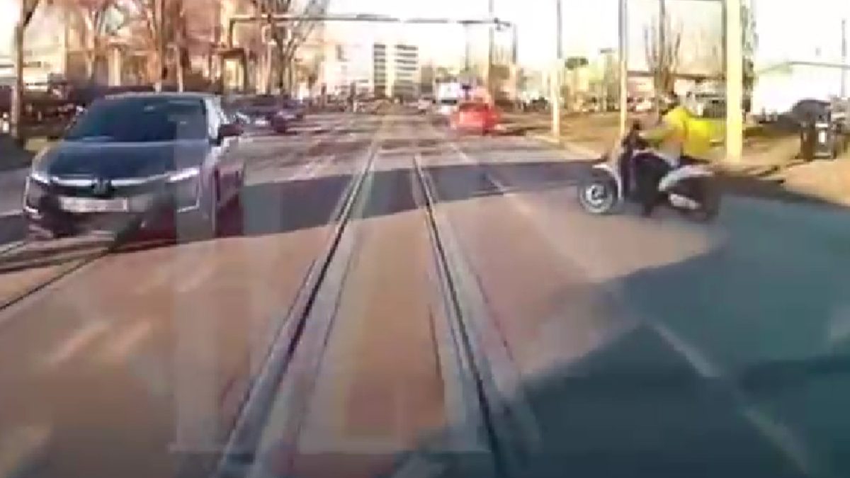 Un curier de la Glovo, la un pas să provoace un accident teribil pe o stradă din Iași. A pătruns cu scuterul pe mijlocul străzii, iar șoferii aproape l-au luat pe capotă