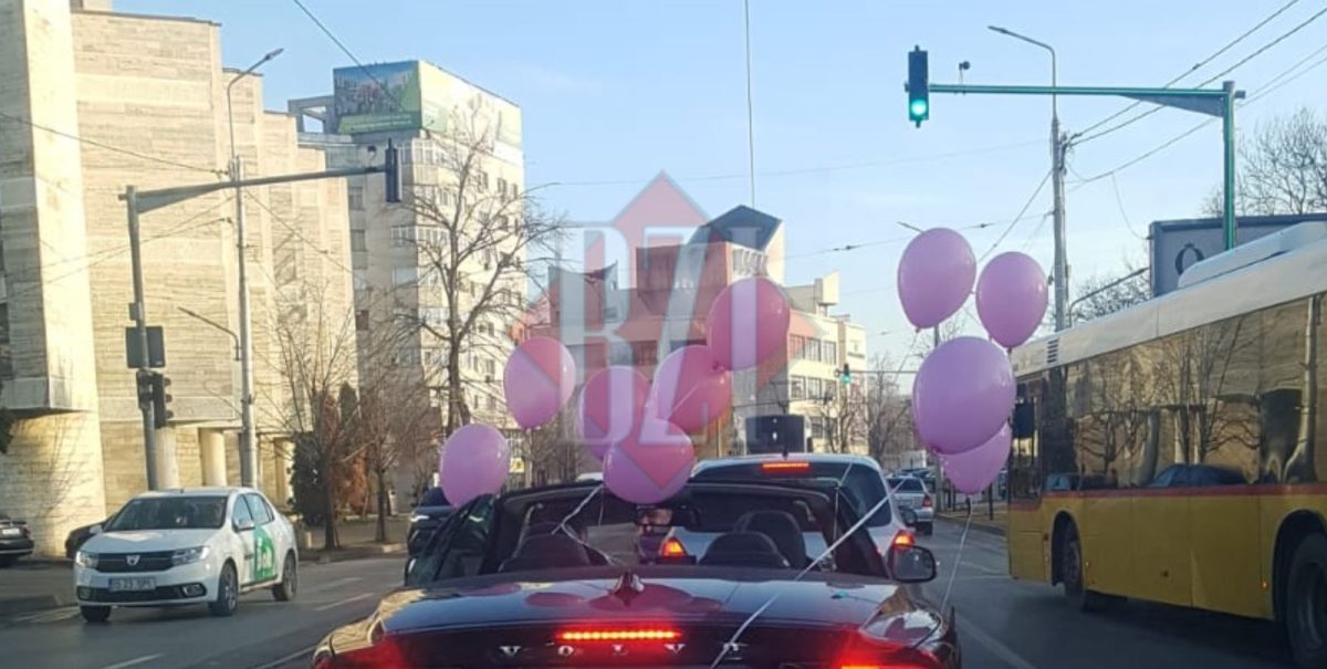 Spectacol în trafic: Decapotabila cu baloane face senzație pe străzile din Iași