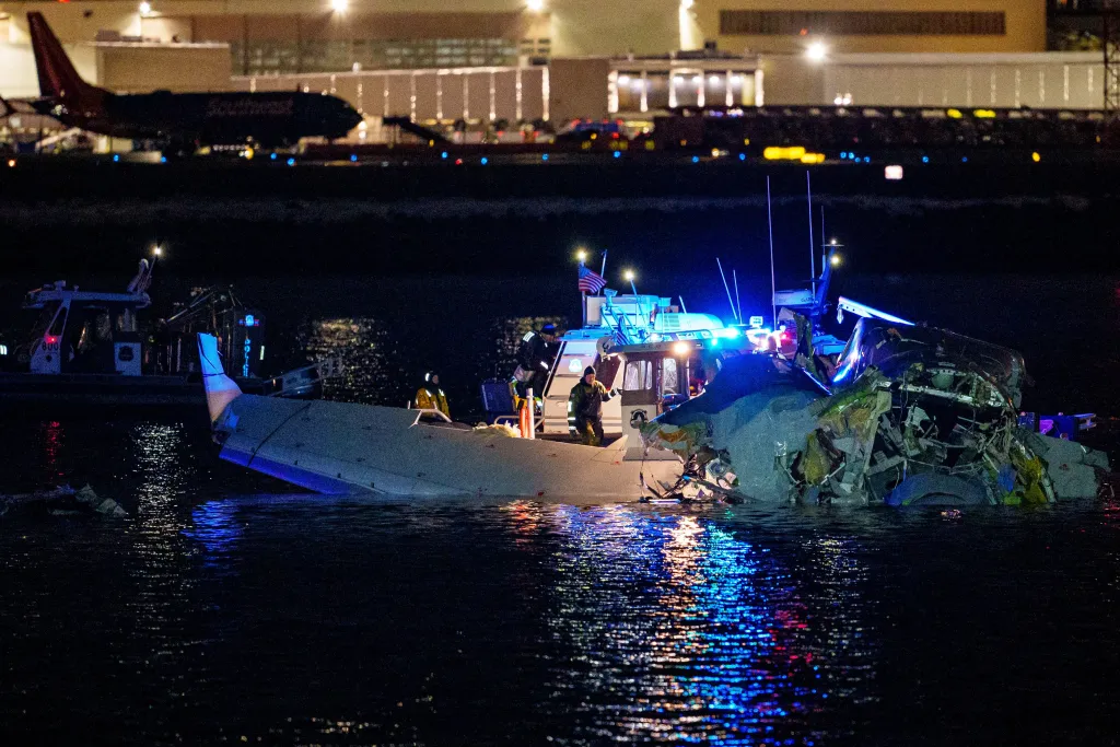 Un avion American Airlines și un elicopter Black Hawk s-au prăbușit în râul Potomac. Nici un supraviețuitor