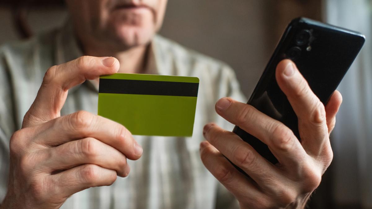 O înșelătorie sofisticată poate lăsa victime fără bani și date personale. Iată cum te păzești de valul de escrocherii prin telefon