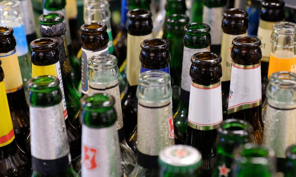 Garanția pentru sticlele reutilizabile crește. Cât trebuie să scoată din buzunar consumatorii