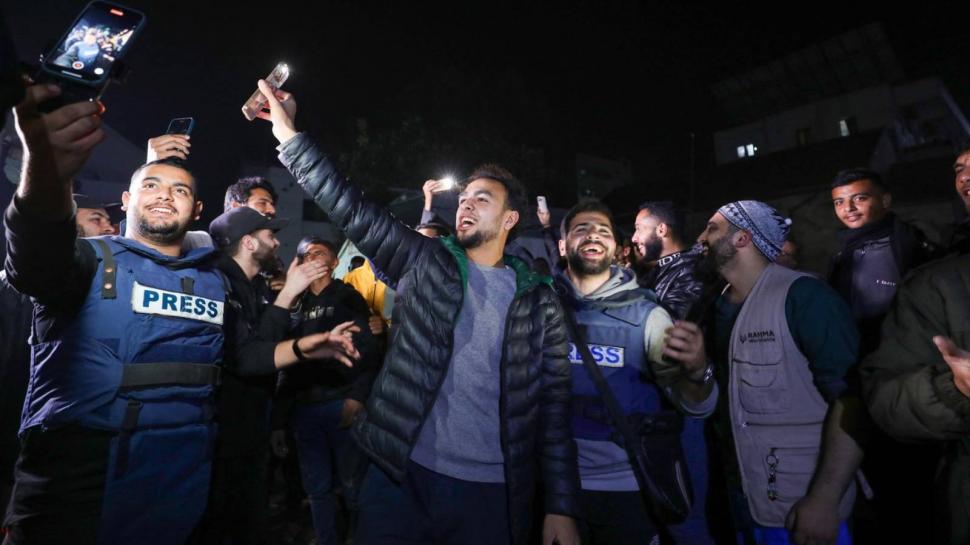 Mii de palestinieni din Gaza au sărbătorit vestea că Israelul și Hamas au ajuns la un acord. Îmbrățișări și cântece de bucurie