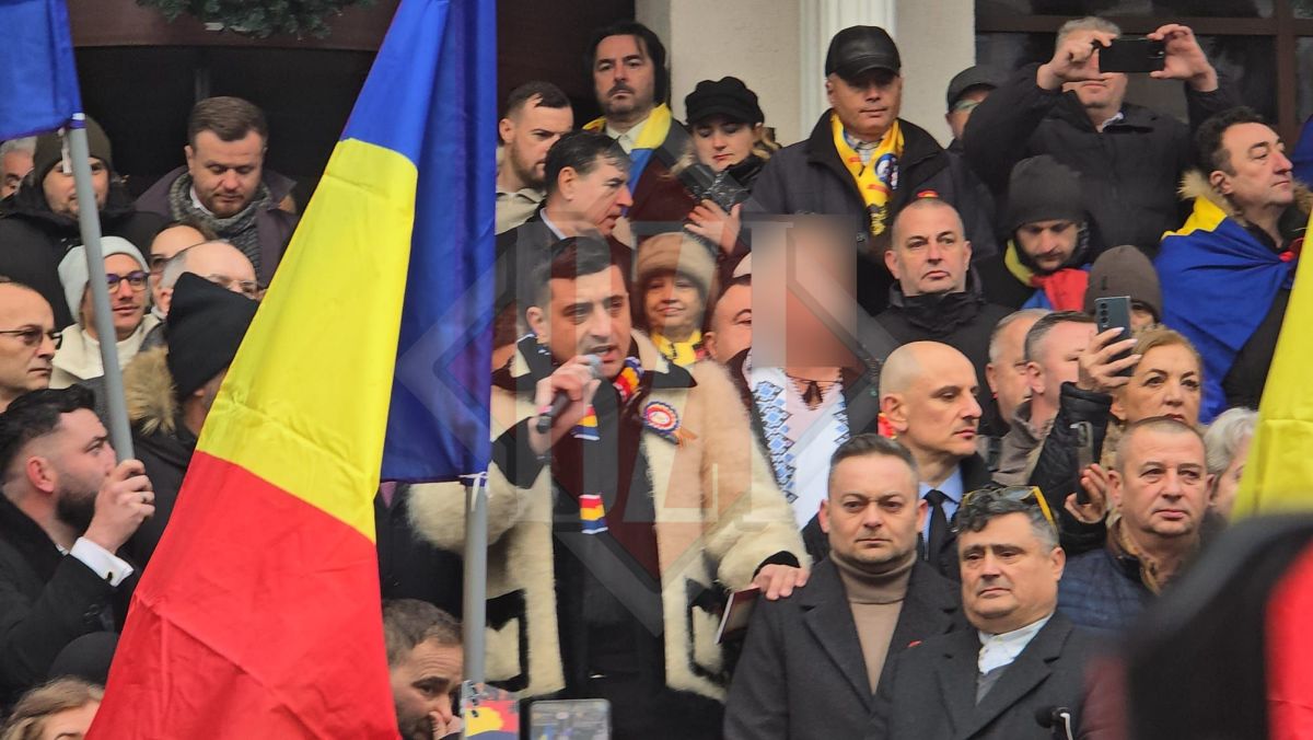 George Simion a ajuns în Piaţa Unirii: „Acești politruci au ales să fugă din calea poporului unit”