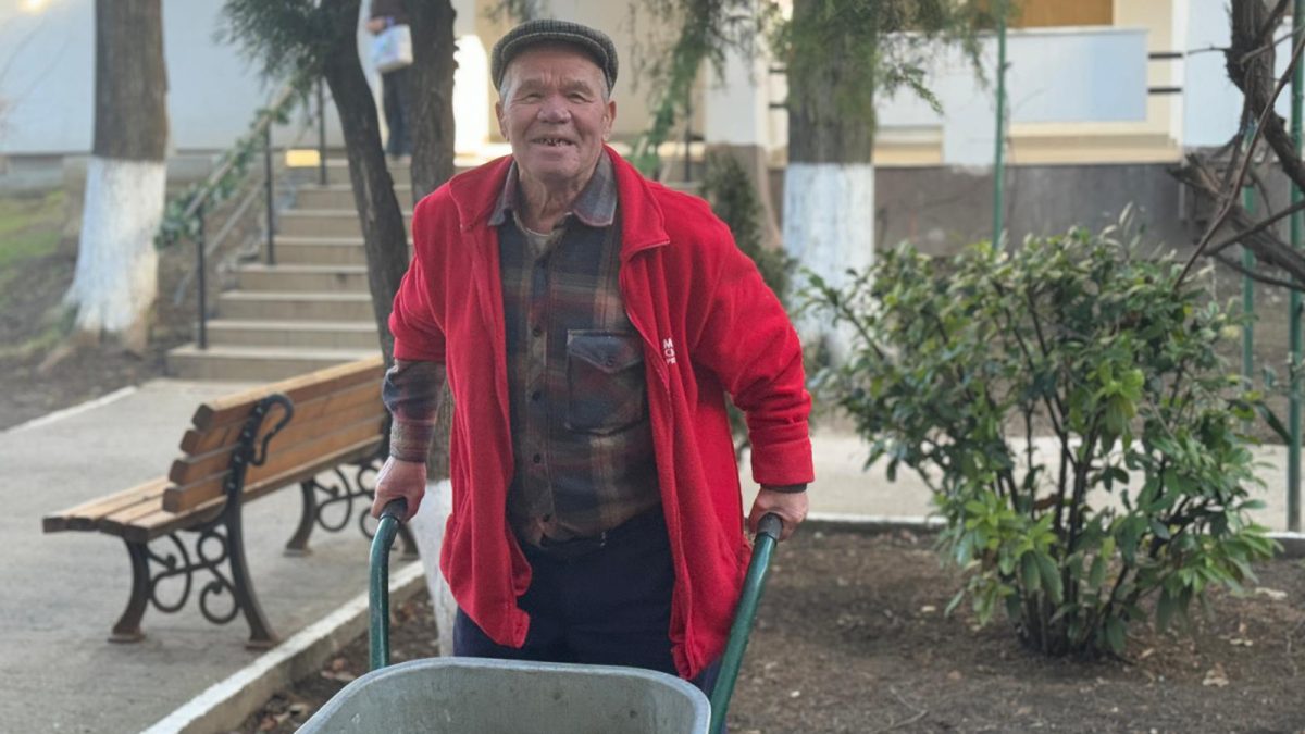 Grădinarul de la Căminul de bătrâni „Sf. Cuvioasa Parascheva” are 81 de ani. Costică Țâru este pasionat de agricultură: „Mă ocup de flori, pomi, iarba din curte”