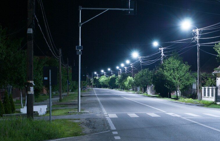 Românii vor avea de plătit o nouă taxă! Cât vor scoate cetățenii din buzunare pentru iluminatul stradal