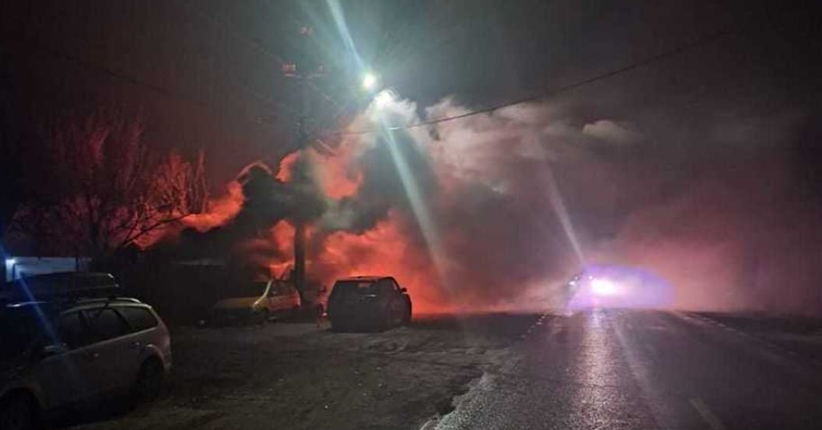 Incendiu puternic la Crevedia, cu degajări mari de fum. Zece persoane s-au autoevacuat