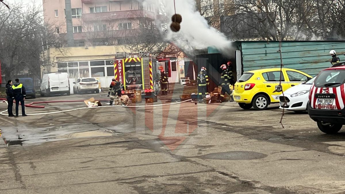 Incendiu la Iași. Flăcările au izbucnit la o magazie