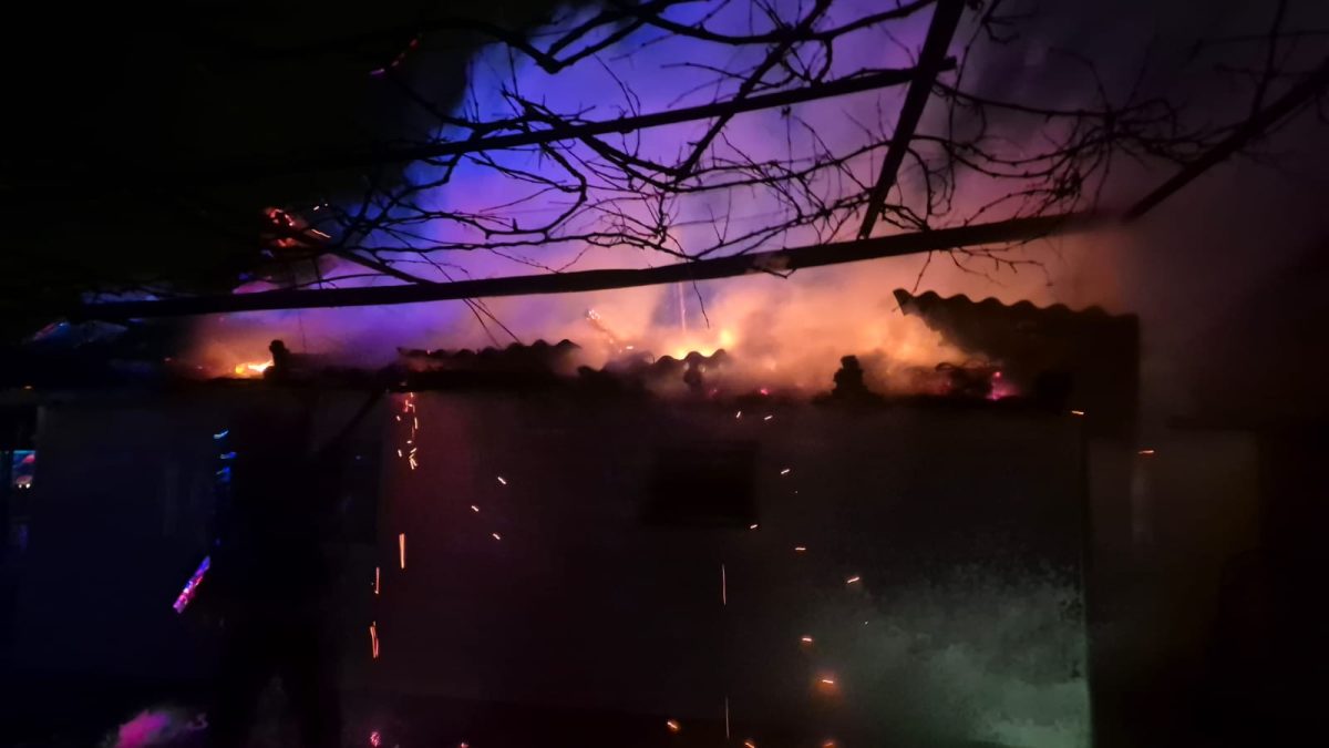 Incendiu în comuna Victoria. Pompierii intervin