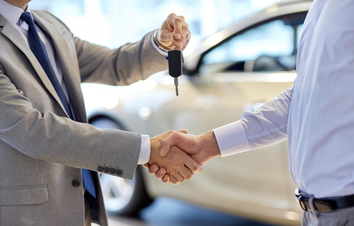 A crezut că dă lovitura și că își va achiziționa o limuzină marca Mercedes, dar a avut parte de surpriza vieții lui! Ieșeanul a fost înșelat de mii de dolari