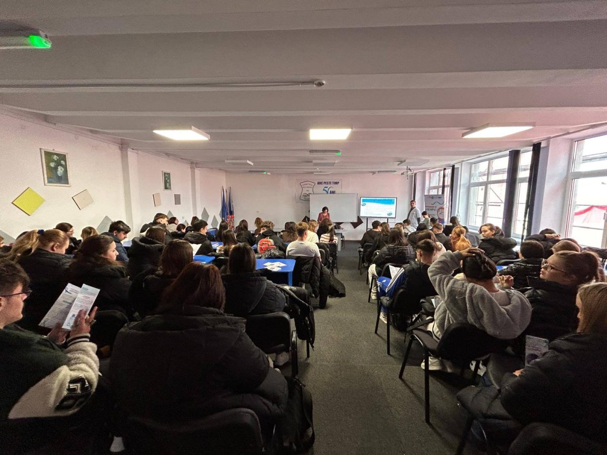 Acțiune de informare a liceenilor despre cauzele cancerului de col uterin
