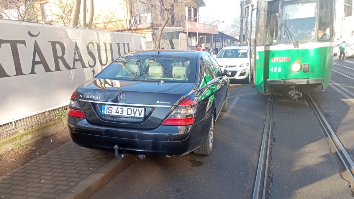 Acesta este locul de parcare ce dă coșmaruri vatmanilor din Iași. După ce un Mercedes a blocat tot timp de o oră, incidentul avea să se repete la scurt timp. Iată ce s-a petrecut