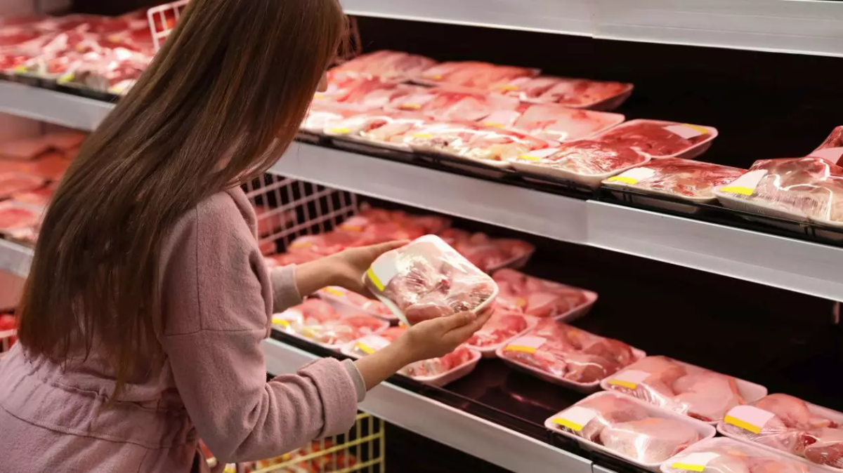 Carne expirată și alterată în magazinele din Iași, descoperită de inspectorii OJPC. Au aplicat amenzi de peste 30.000 de lei