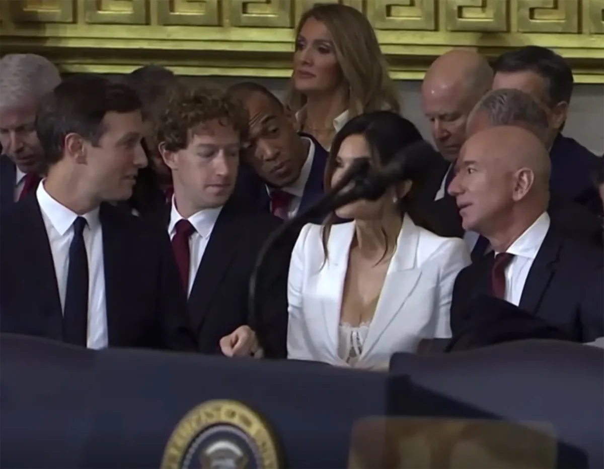 Zuckerberg, prins cu ochii-n… altceva? Privirea furișă a fondatorului Facebook face valuri pe internet