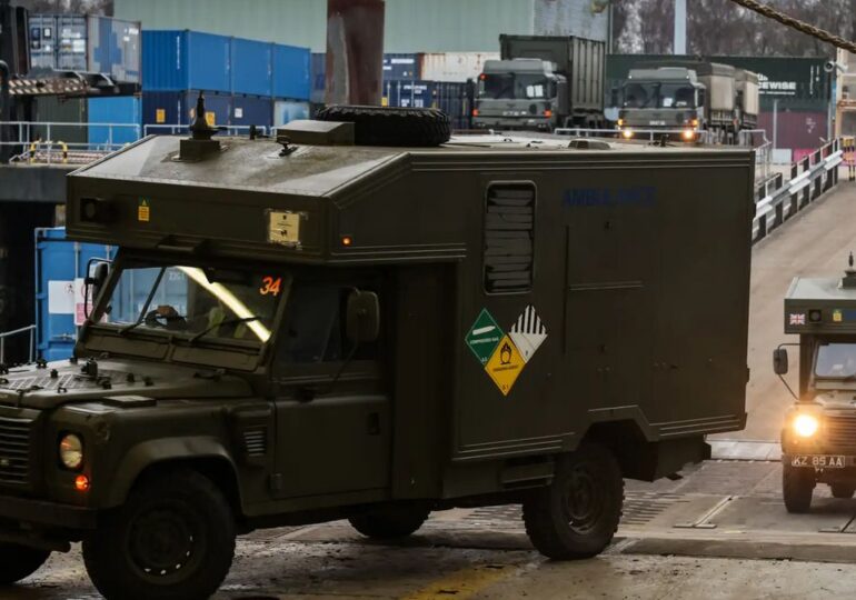 Armata britanică a încărcat sute de vehicule militare pe feriboturi gigant pentru a fi transportate în România