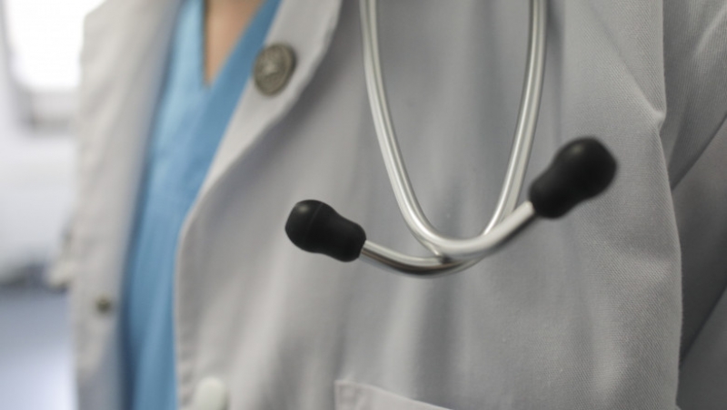 Un medic de familie din Vâlcea a fost filmat în timp ce țipa la un pacient și la fiica lui