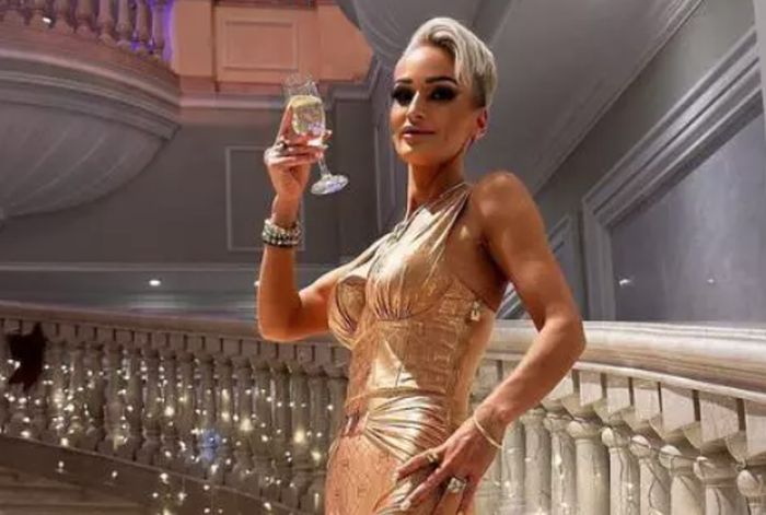Cum își menține talia de viespe Regina Întunericului! Gabriela Lucuțar: „Alerg prin cimitire manipulând sicrie!“ – FOTO