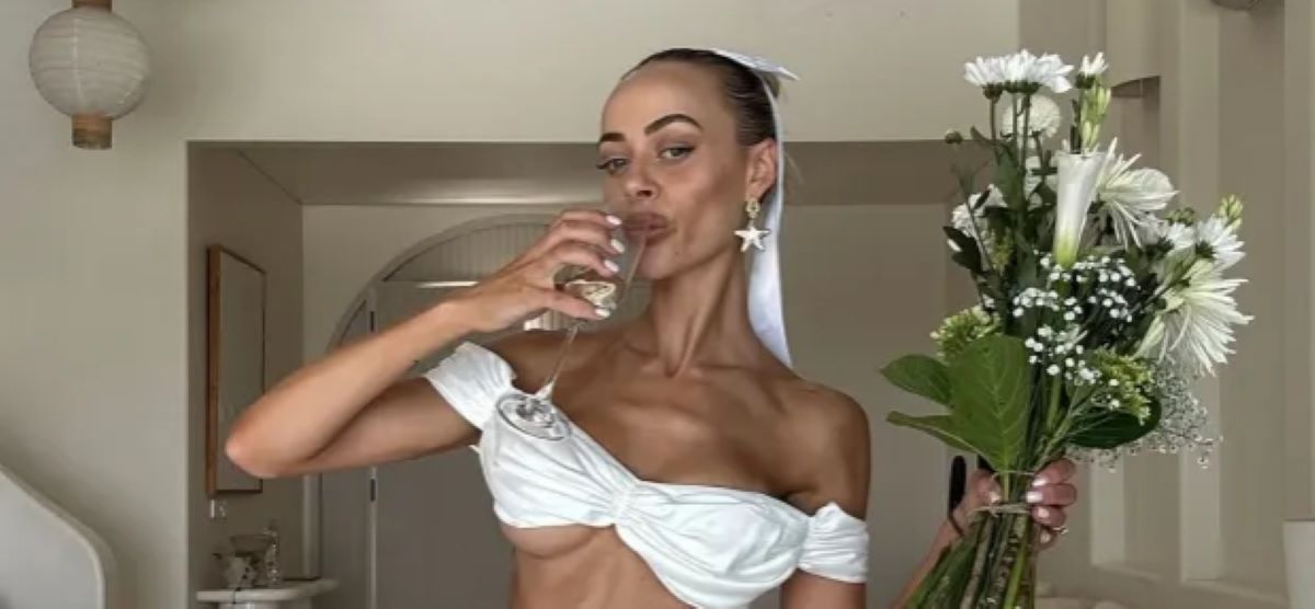 O miresică pune imaginația bărbaților pe jar! Lenjeria intimă este la vedere!
