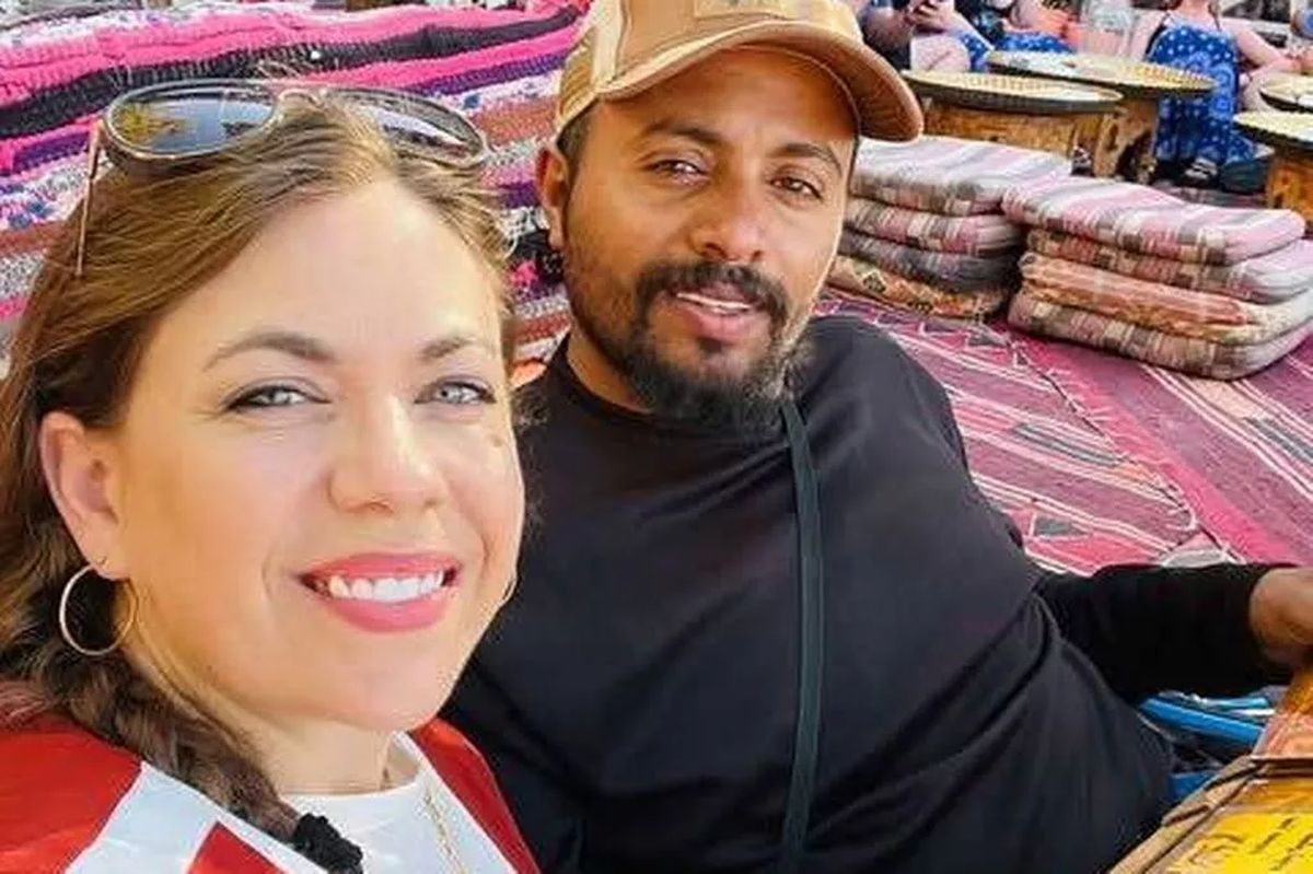 S-a mutat în peșteră după ce s-a îndrăgostit de un bărbat din trib! Totul a pornit de la o apreciere pe Instagram!