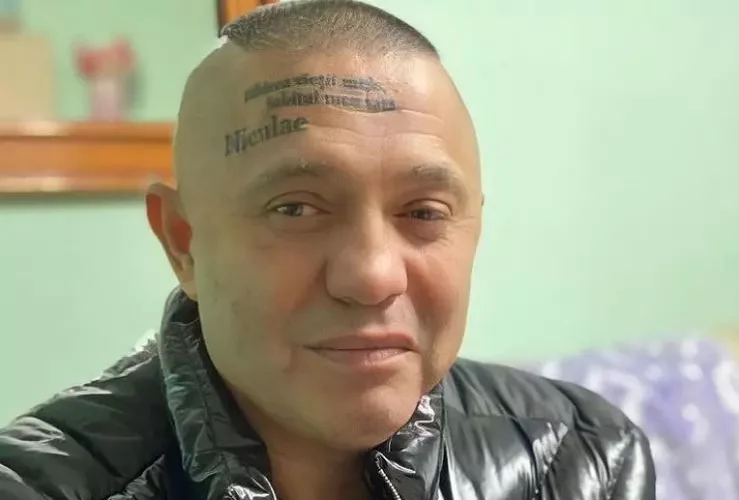 Nicolae Guță are vilă în Hunedoara, dar locuiește într-o baracă de lângă: „Aici stau eu la baraca mea”