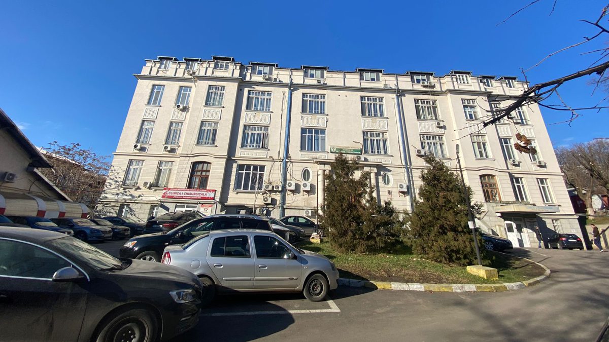 Spitalul „Sf. Spiridon” Iași investeşte aproape 9.000 de euro în servicii de curățenie pentru curtea unității medicale