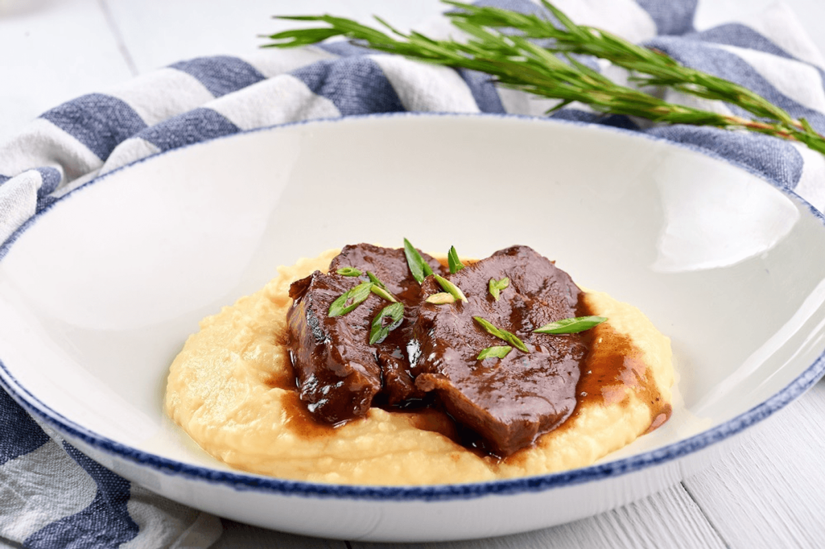 Cum să gătești obrăjori de vită cu vin roșu. O delicatesă culinară ce îți va încânta simțurile