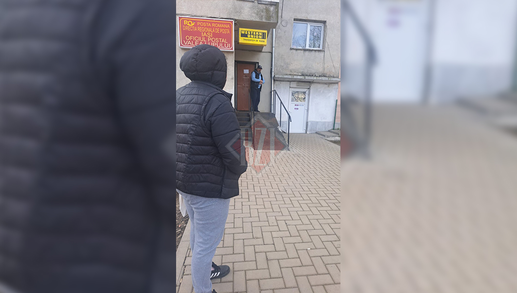 Scandal la poșta din Valea Lupului! Localnicii s-au adunat în fața oficiului pentru a-și primi banii, însă angajații au oprit activitatea