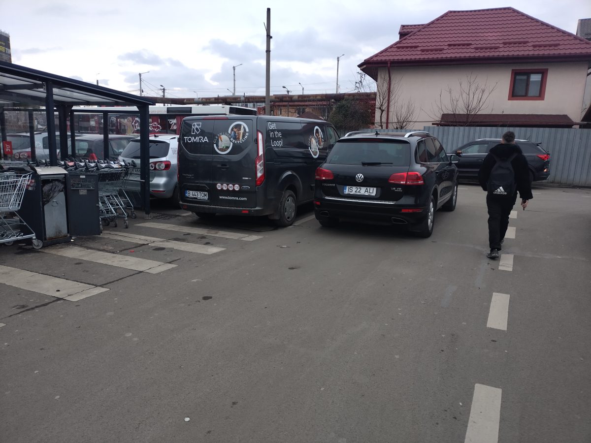 Bizoni în traficul din Iași! Două mașini au parcat neregulamentar la Kaufland Alexandru