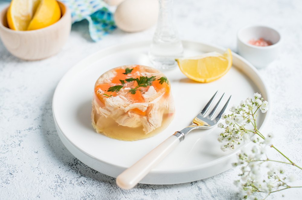 Cum să pregătești două rețete tradiționale de piftie de pui pentru un aperitiv savuros