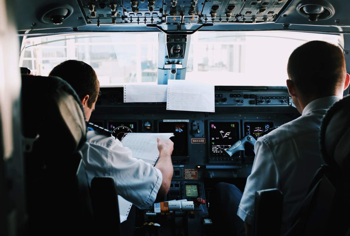 Câți bani încasează lunar un pilot de avion! Puțini români știau asta