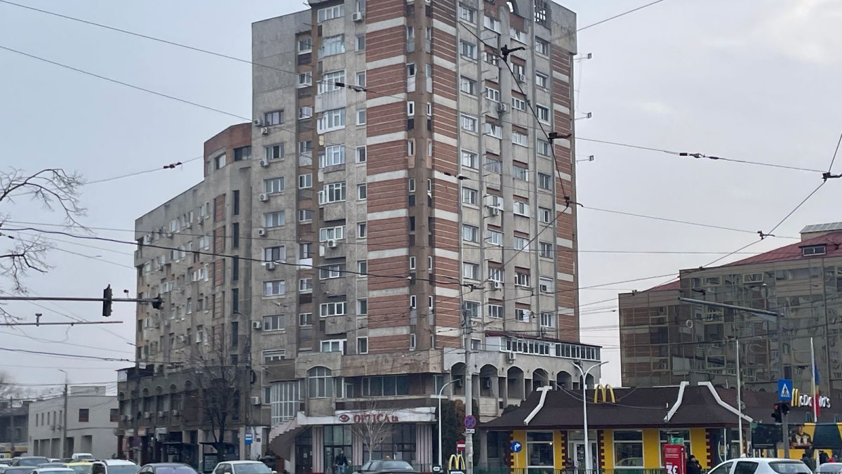 Teroare într-un bloc din Iași! Locatarii nu au putut intra în apartament după ce 5 indivizi au pus stăpânire pe casa scării: „Fiecare și-a luat câte un etaj”