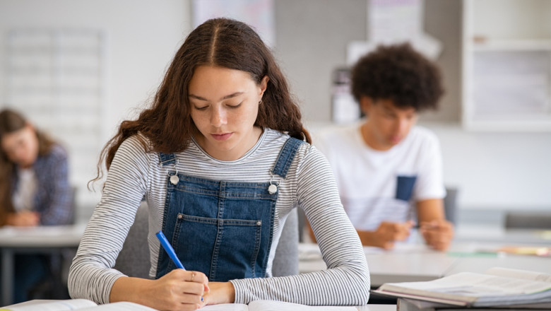 Anul 2025 a venit cu o veste proastă pentru studenți şi elevi! Aceștia vor resimți efectele Ordonanței „trenuleț” prin reduceri limitate la transportul public și prin burse înghețate
