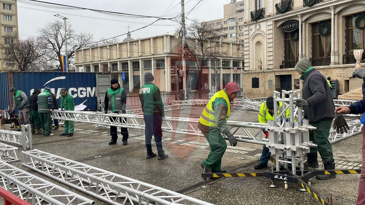 Singura perioadă din an în care se face curat în Piaţa Unirii. Muncitorii Primăriei Iași lustruiesc totul pentru invitaţi