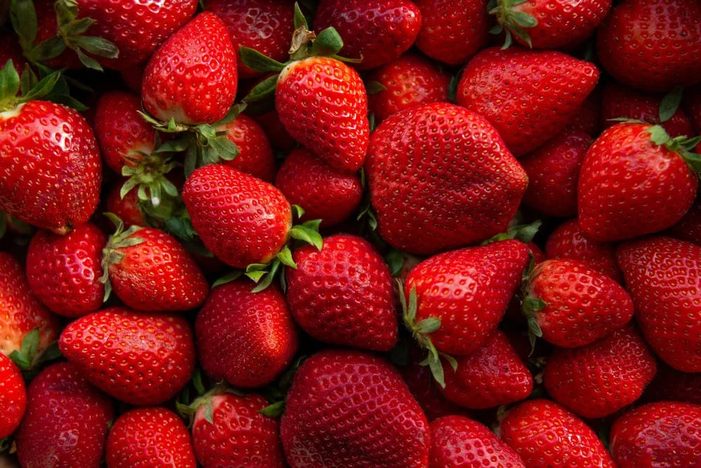 Prețurile fructelor în supermarketurile din România în 2025. Cât costă un kilogram de căpșuni